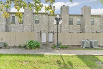 Building Photo - 3126 Holly Hall St