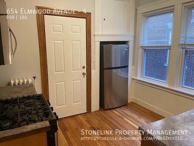 Foto del edificio - 654 Elmwood Avenue