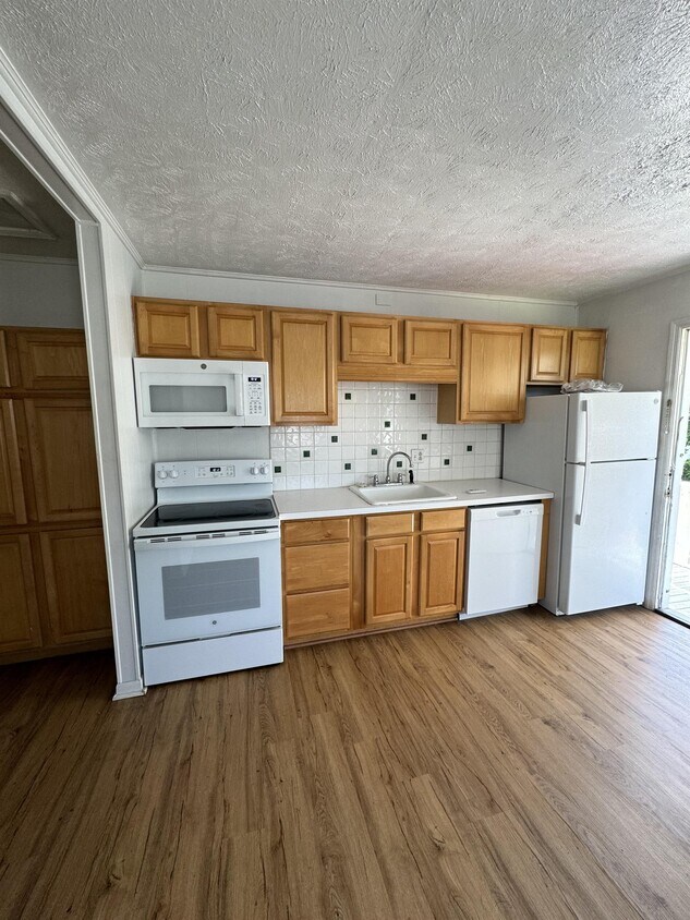 Building Photo - 212 Dogwood Dr N