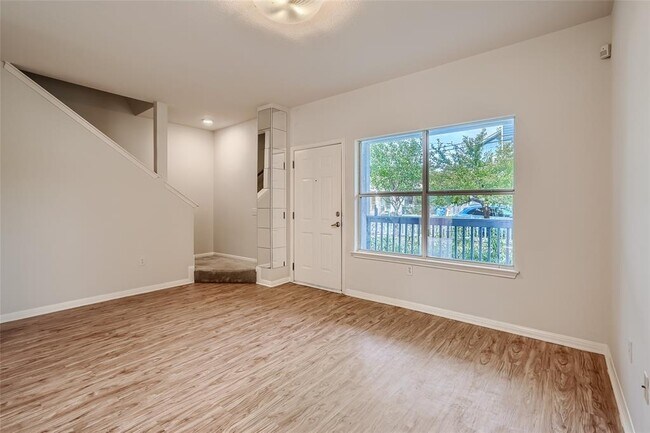 Building Photo - 2303 Santa Rita St