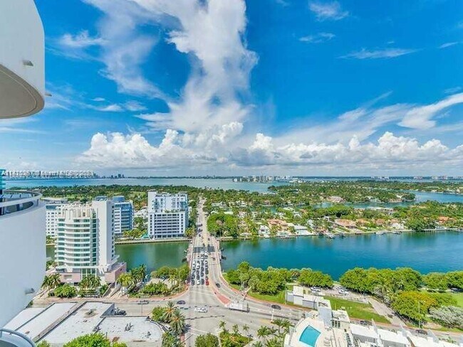 Foto del edificio - 6301 Collins Ave