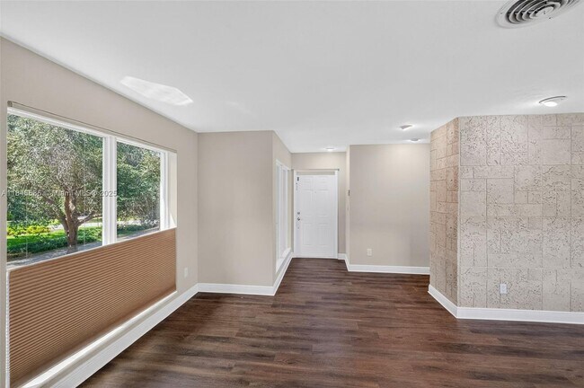 Building Photo - 539 Menendez Ave
