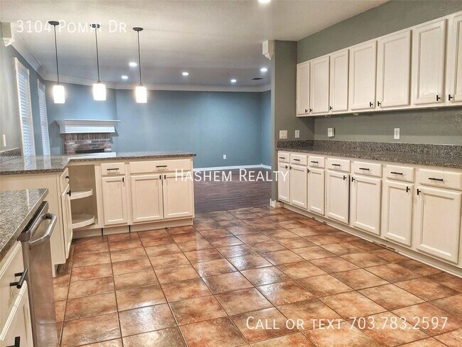 Building Photo - Spacious 5 Bedroom Single Family Home Read...