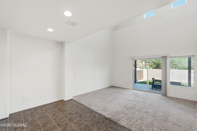 Building Photo - 4162 N Thurston Ln