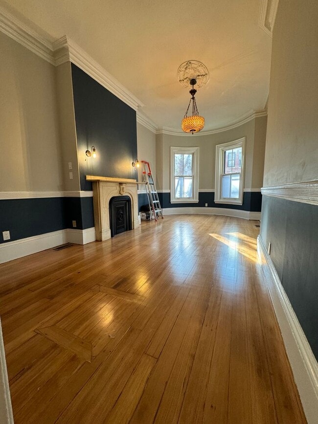 Building Photo - June 1st-ish Renovated 3 Bed/2 Bath A+ Location Worthington St