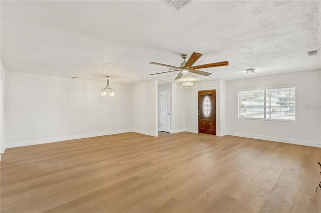 Foto del edificio - 7012 Pin Cherry Ln