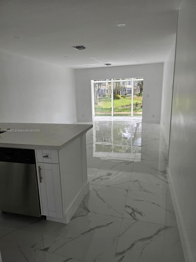 Foto del edificio - 3430 NW 52nd Ave
