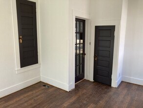 Building Photo - 954 E Delmar St