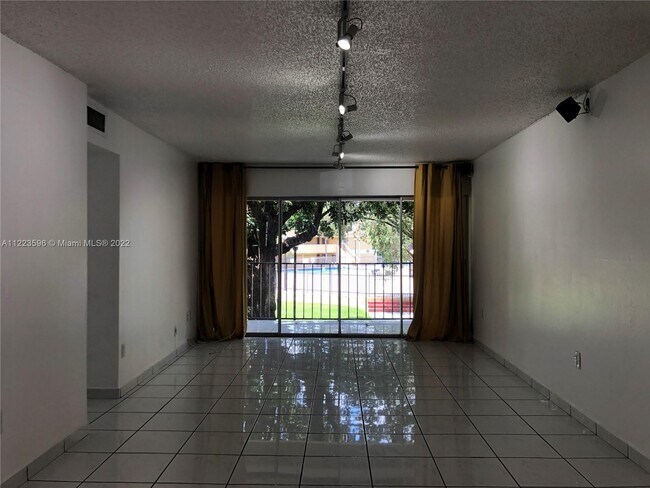 Building Photo - 9190 Fontainebleau Blvd