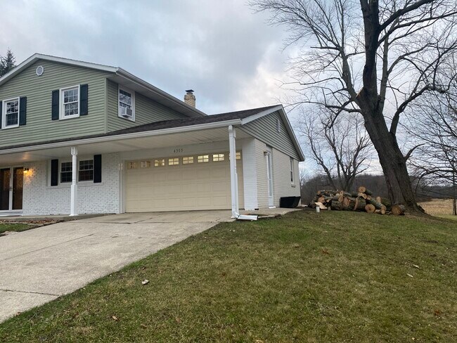 Building Photo - 4305 E Maple Manor Pkwy