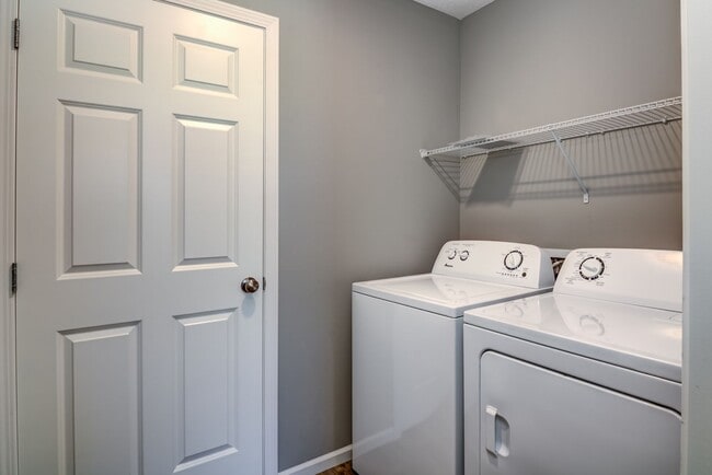 Building Photo - 2 Bedroom Town Home