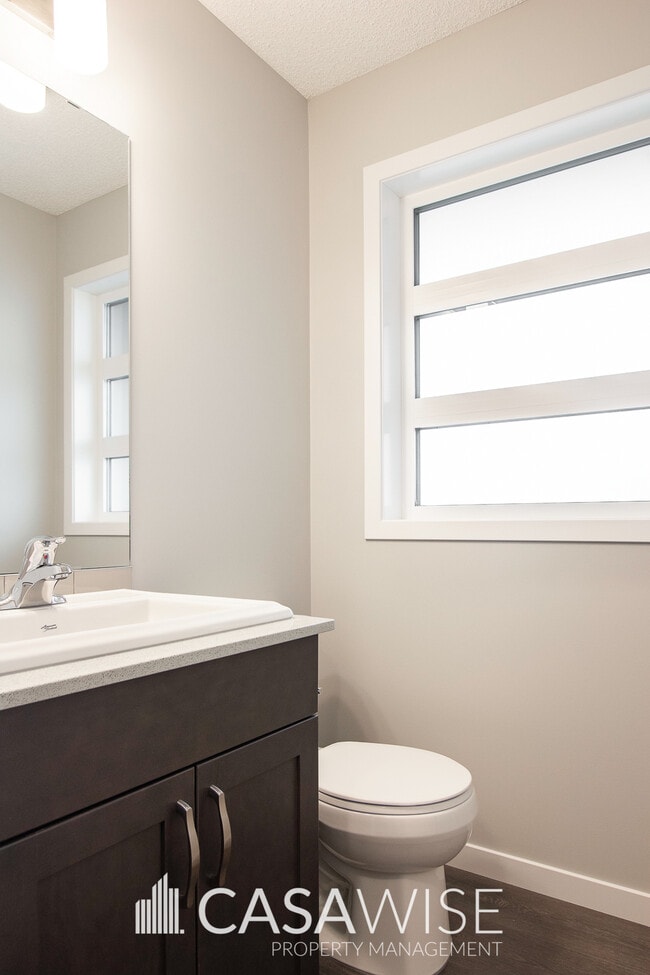 Photo du bâtiment - 17230-1729A 9A Ave SW