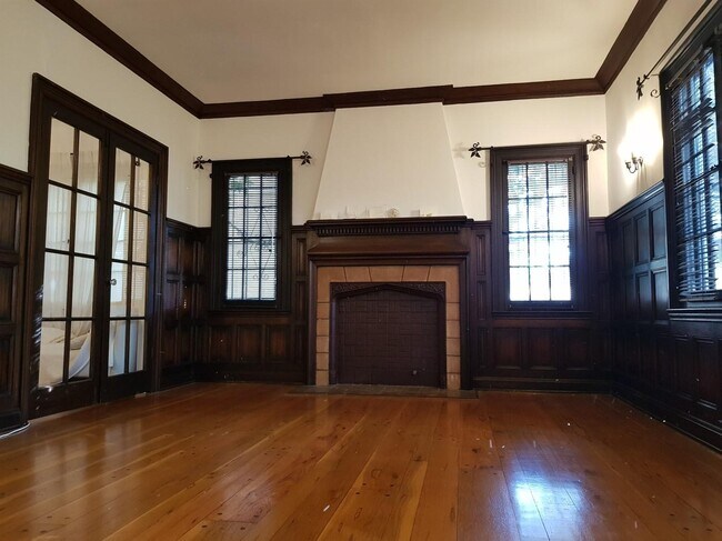 333-4 Manto de la sala de estar - 333 N Sycamore Ave