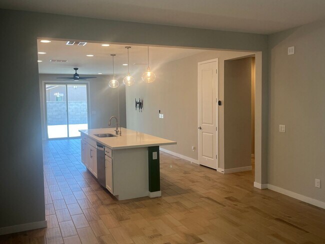 Foto del edificio - 17295 W Valentine St