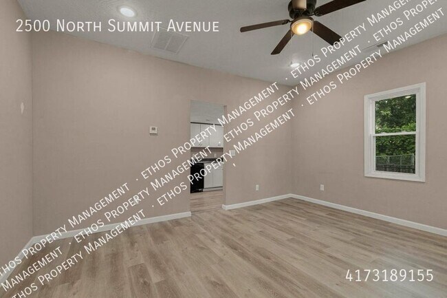 Foto del edificio - 2500 N Summit Ave