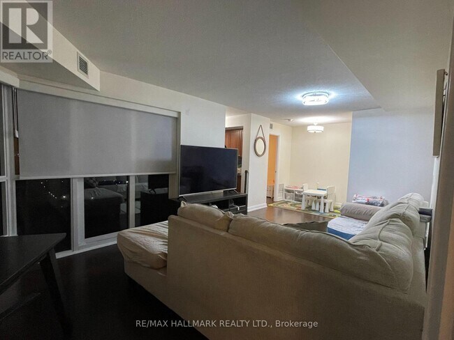 Building Photo - 151 Village Green Square