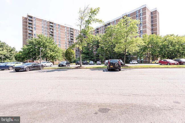 Building Photo - 2300 Pimmit Dr