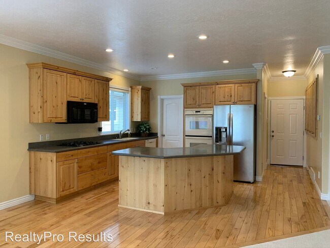 Building Photo - 4 br, 3 bath House - 3319 N. 660 E.