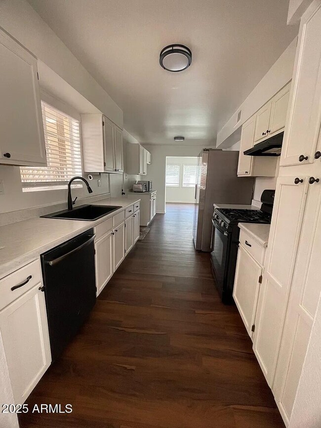 Building Photo - 4023 E Heatherbrae Dr