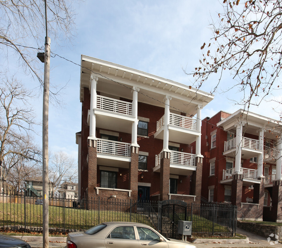Building Photo - Leland