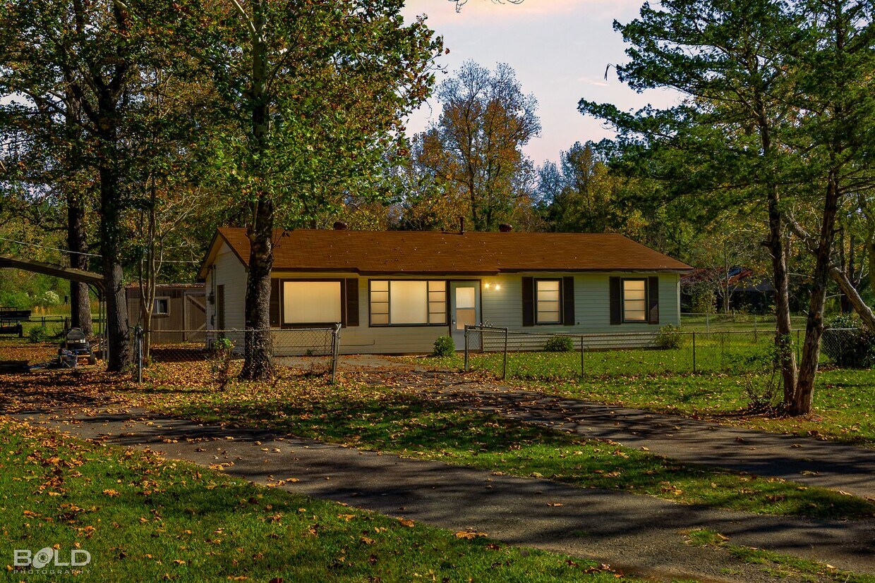 Primary Photo - BENTON HOME