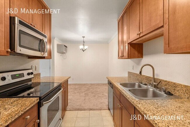 Foto del edificio - Upper Unit in Cantabria Community w/Washer...