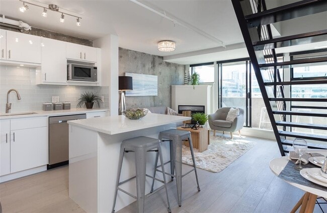 Building Photo - 428 8th Av W