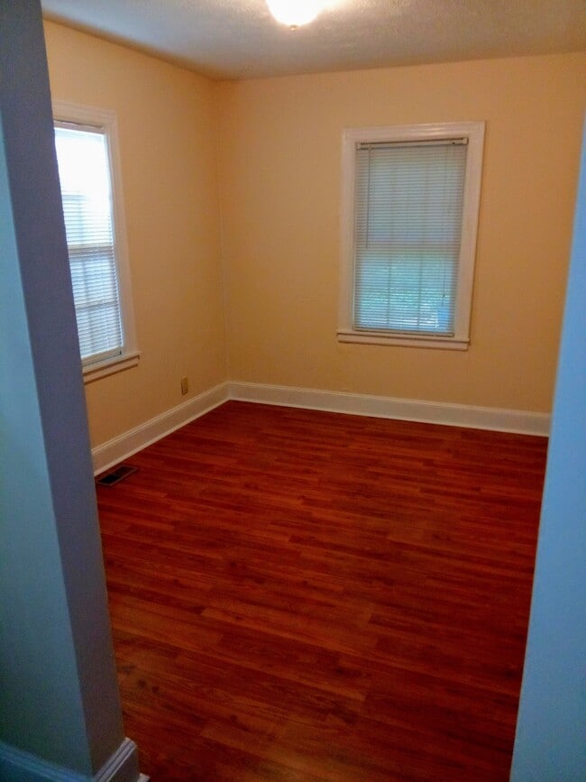 Building Photo - 2723 Memorial Dr SE