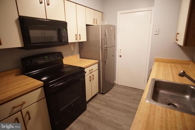 Foto del edificio - 7701 Lafayette Forest Dr