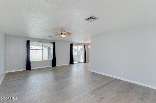 Foto del edificio - 1404 W Colt Rd
