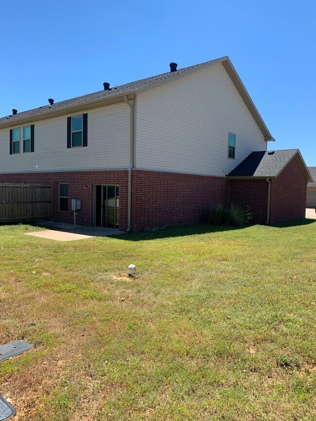 Foto del edificio - 3-Bedroom, 2.5-Bath TOWNHOME IN ROGERS!!!!