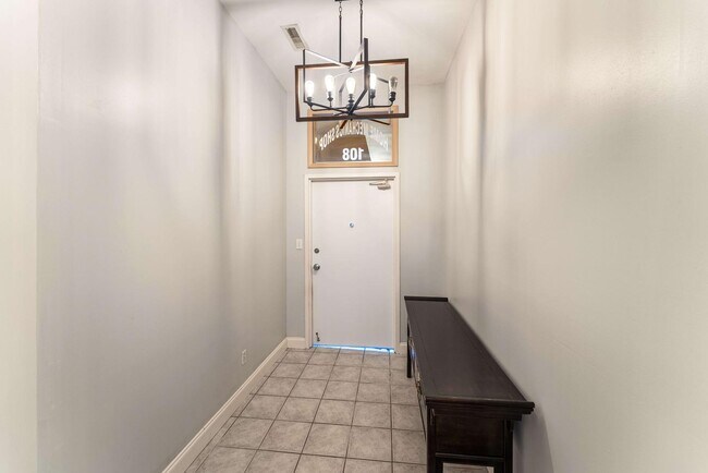 Building Photo - 523 N Bertrand St