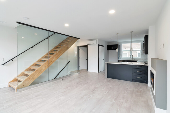 Building Photo - Modern Townhome