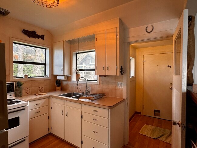 Photo du bâtiment - 1826 Astra Rd