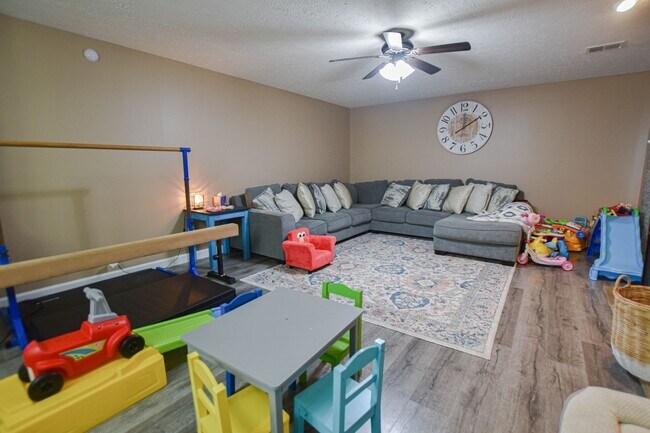 Foto del edificio - Pet Friendly Four Bedroom!