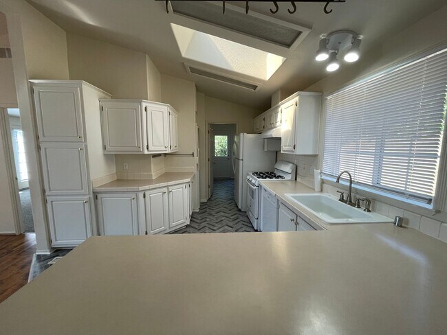 Building Photo - Lovely 3/2 West Petaluma  - 1873 Mtn. View...