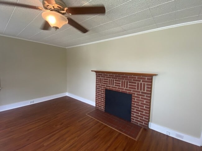Building Photo - 2 bedroom, 1 bath home