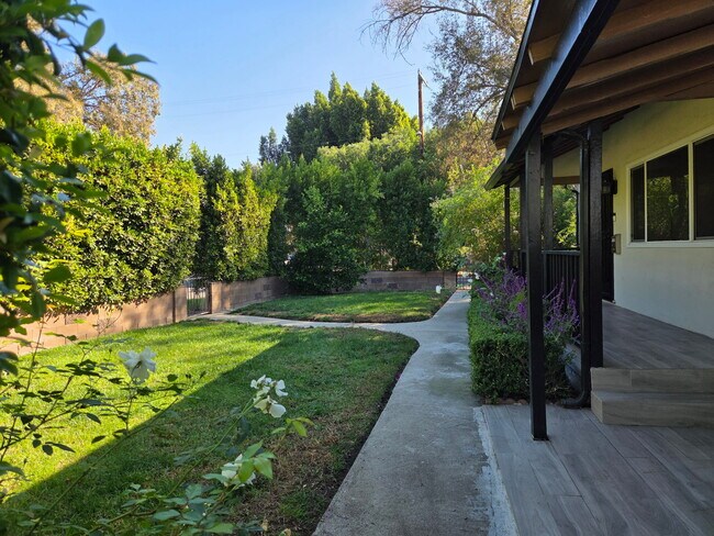 Patio delantero - 11536 Cumpston St