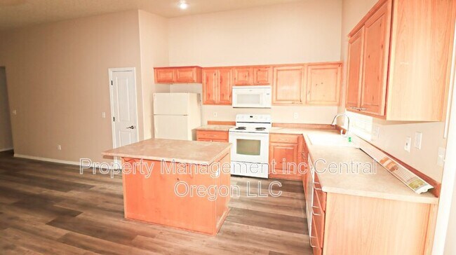 Foto del edificio - 16489 Riley Dr