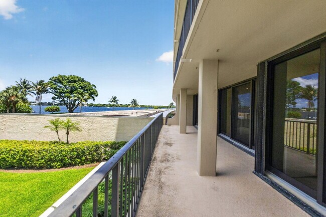 Foto del edificio - 136 Lakeshore Dr