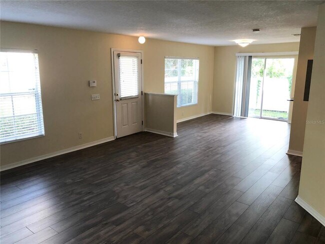 Building Photo - 3844 Mandalay Dr