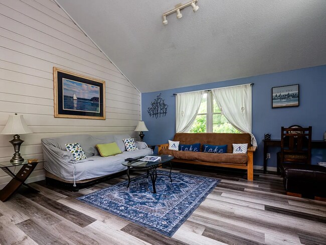 Foto del edificio - 2-bedroom, 1.0 bathroom Home within walkin...