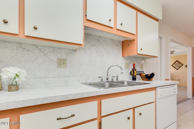 Foto del edificio - 9950 W Royal Oak Rd