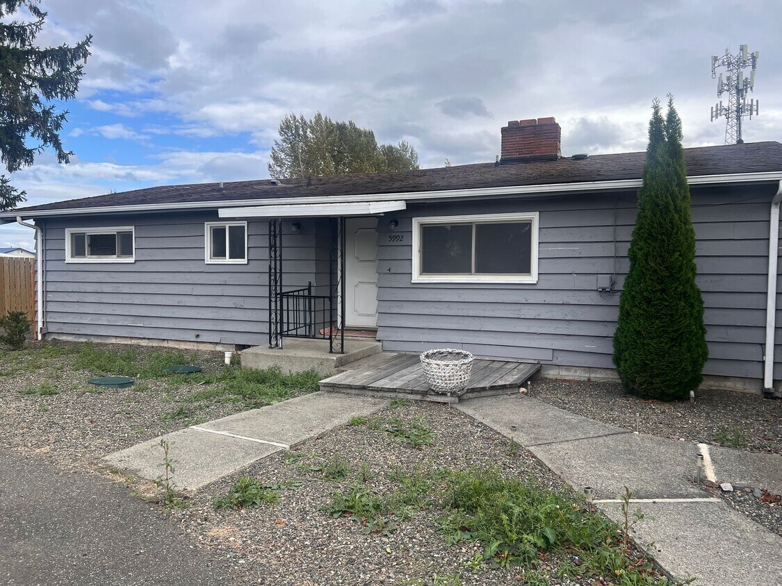 Foto principal - 3 bedroom, 1 Bath home - Rare find with a ...