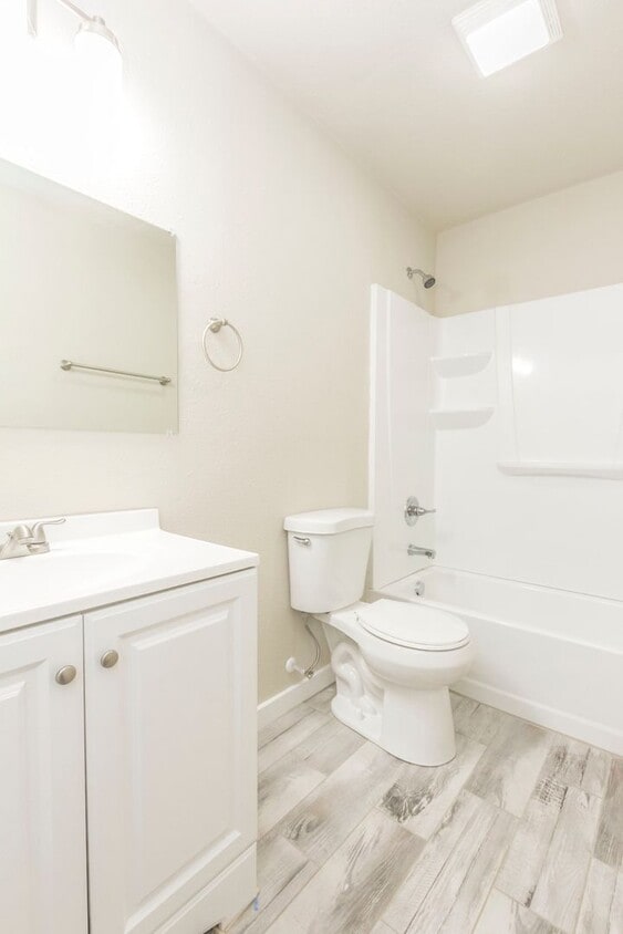 Foto del edificio - Updated 3 bedroom with detached garage