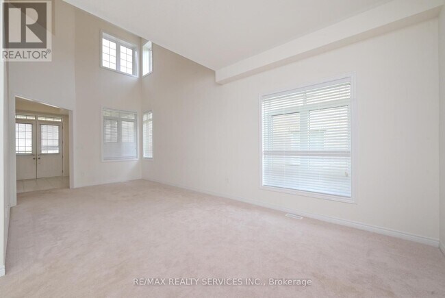 Building Photo - 777 Gilmour Cres