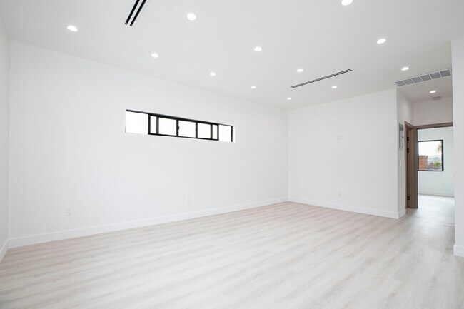 Building Photo - 950 Cornell Dr