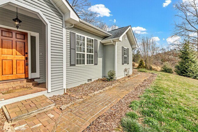 Foto del edificio - 12 Bethel Dr