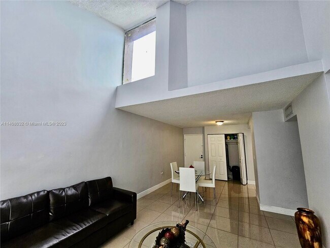 Foto del edificio - 8860 Fontainebleau Blvd