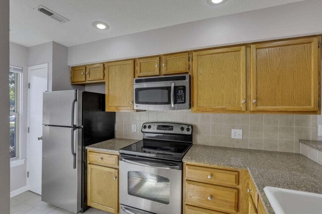 Building Photo - 1211 Rivercrest Dr S